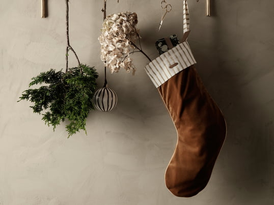 Ob klassisch über dem Kamin gehängt oder als Dekorationselement im Kinderzimmer - der Weihnachtsstrumpf Samt von ferm Living verleiht jedem Wohnraum eine festliche Note.