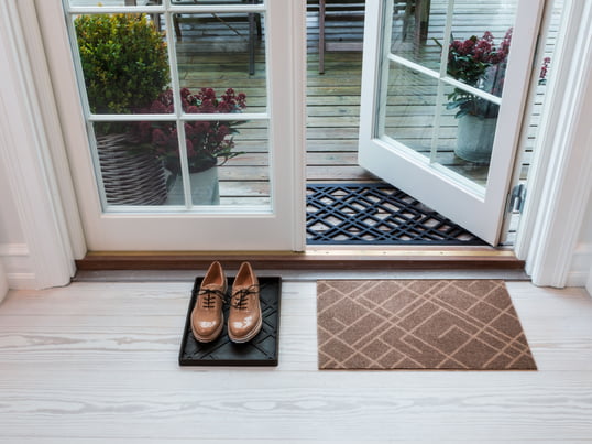 Die Lines Fußmatte von tica copenhagen ist der perfekte Helfer an verregneten Tagen.