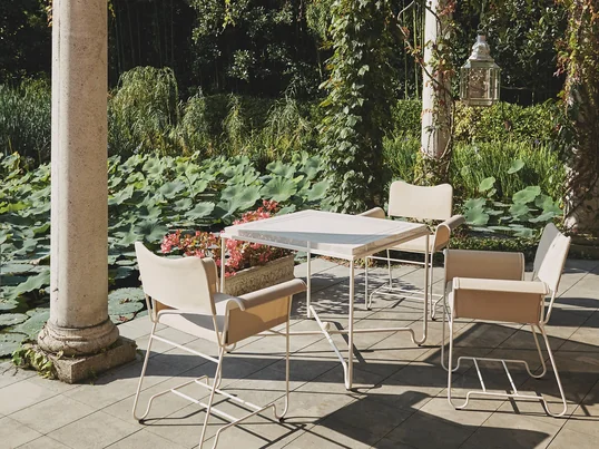 Die Sitzfläche und Rückenlehne des Tropique Outdoor Dining Chairs werden aus strapazierfähigem und flexiblen Outdoor-Gewebe gefertigt. In Kombination mit dem Tropique Outdoor Esstisch steht einem geselligen Essen im Sommer nichts im Wege!