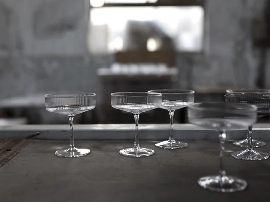 Durch Kombination der Ripple Gläser zusammen mit der Ripple Karaffe von Ferm Living in der Farbe klar, entsteht ein stilvolles Set. Ideal, um Besuchern ihr Trinken zu servieren.