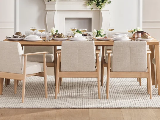 Sie zeichnet sich durch schlanke Linien, poetische Winkel und die Verwendung von massivem, FSC®-zertifiziertem Holz aus, was dazu einlädt, die Möbel mit allen Sinnen zu erkunden, zu berühren und zu erleben.