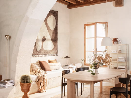 Je nach Wunsch kann der Abstract Teppich des dänischen Herstellers ferm Living entweder klassisch auf dem Boden platziert oder gar an der Wand aufgehängt werden.