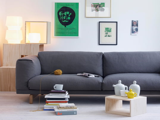 Die Strand Pendelleuchte kann großartig mit dem Outline Sofa und dem Soft Beistelltisch des skandinavischen Herstellers Muuto kombiniert werden. So entsteht ein einheitliches Bild.