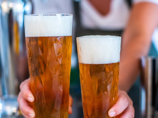 Die Club Bier- und Weizenbiergläser von Koziol heben sich durch die besondere Struktur des Glases deutlich von den klassischen Biergläsern ab. Ideal für das Ausschenken von kühlen Bieren zu einem festlichen Anlass.