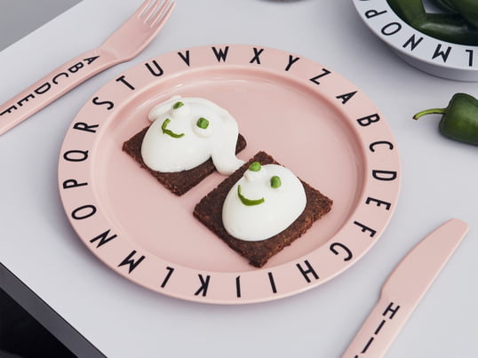 Mit den Eat & Learn Tritan Tellern des dänischen Labels Design Letters macht das Essen den Kleinen Spaß und hilft ihnen bei der Erkundung des Alphabets.