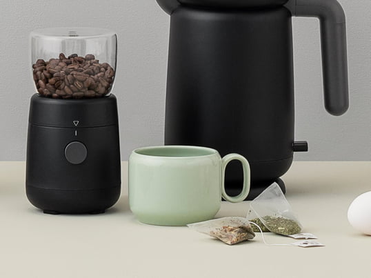 Mit ihrem schwarzen Gehäuse wirken die Foodie Elektrische Kaffeemühle und der passende Wasserkocher von Rig-Tig by Stelton außerordentlich modern und sauber.