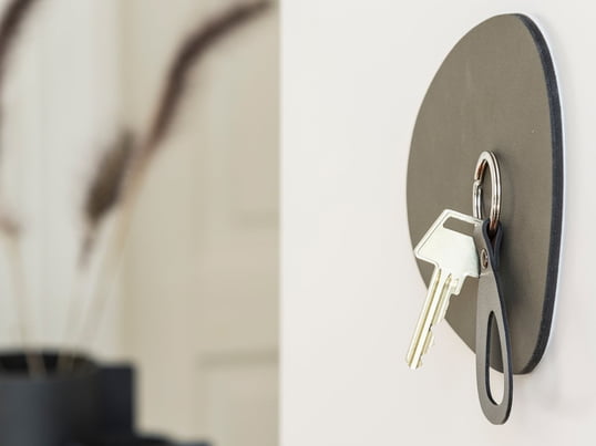 Die Basis lässt sich problemlos an der Wand im Flur oder wo immer gewünscht anbringen und stellt dank ihrer organischen Form auch ohne Schlüssel ein dekoratives Element dar.