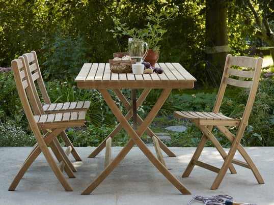 Der Selandia Tisch 147 x 75 cm von Skagerak in Teak in der Ambienteansicht. An dem rechteckigen Tisch finden bis zu 6 Personen einen schönen Platz auf der Terrasse.