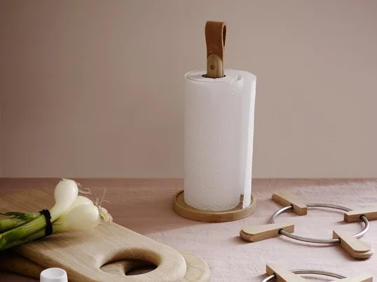 Das Soft Board Schneidebrett und der Norr Küchenrollenhalter von Skagerak sind aus nachhaltig angebautem Holz und überzeugen als praktische Küchenhelfer mit Charme.