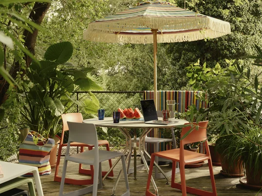 Egal ob Garten, Terasse, oder balkon mit dem Tip Ton Stuhl von Vitra könnt ihr es euch draußen so richtig gemütlich machen und gemütliche Stunden im Freien verbringen!
