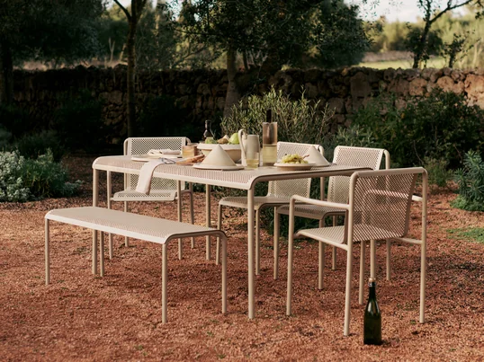 Mit der Dapple Serie von Ferm Living kannst du deinem Balkon, Garten oder deiner Terrasse das gewisse Etwas verleihen und dir deine Outdoor Wohlfühloase gestalten!