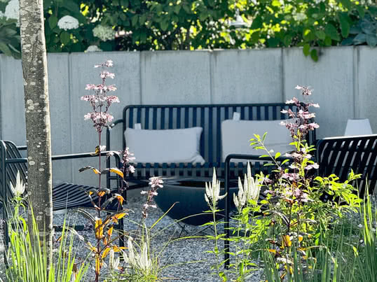 Dein eigenes Gartenparadies zu gestalten kann auch ganz einfach sein - warum es manchmal gar keiner zu intensiven Planung bedarf, erklärt uns Gartenexpertin Tamara!