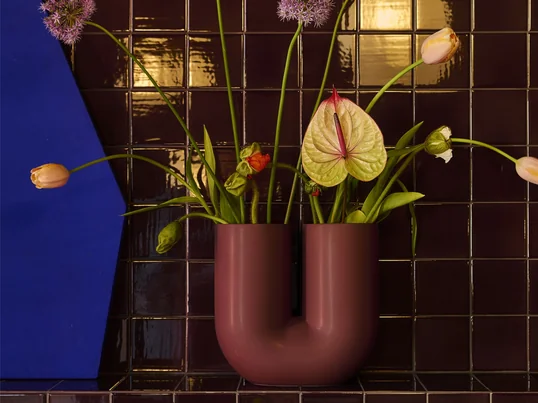 Bordeaux ist dieses Jahr eine absolute Trendfarbe. Wie du dieses kräftige rot in dein Zuhause integrierst, zeigen wir dir in diesem Blogbeitrag!