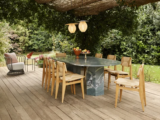 Mit dem C-Chair von Gubi kannst du deinem Outdoor-Bereich das gewisse bisschen Etwas verleihen!