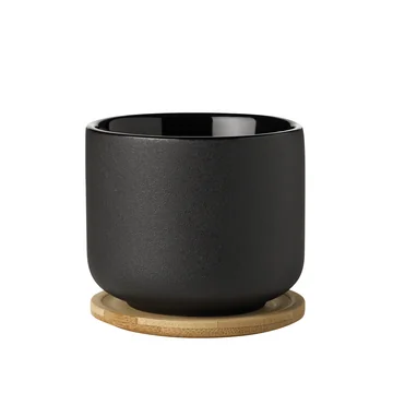 Theo Teebecher mit Untersetzer von Stelton