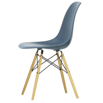Eames Plastic Side Chair DSW von Vitra in Ahorn gelblich / meerblau