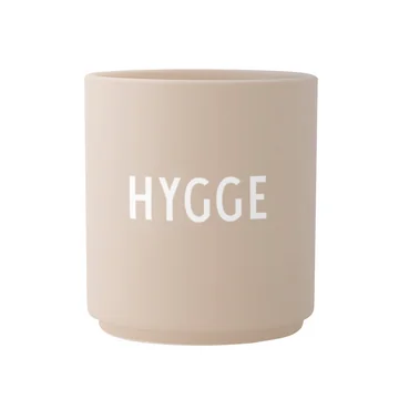 Der AJ Favourite Porzellan Becher, Hygge / beige von Design Letters