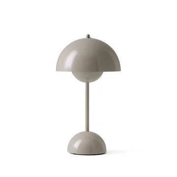 Die Flowerpot Akku-Tischleuchte VP9 von &Tradition in graubeige