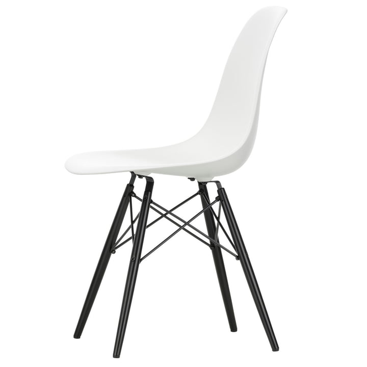 Eames Plastic Side Chair DSW von Vitra in Ahorn schwarz / weiß