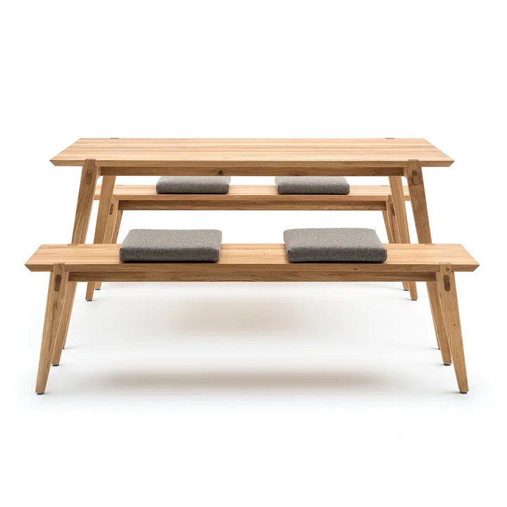 156 Esstisch, Bank und Kissen von freistil