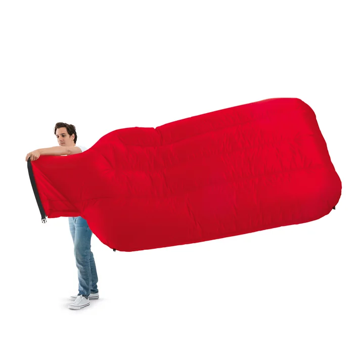 Der Fatboy - Lamzac XXXL in rot beim Befüllen