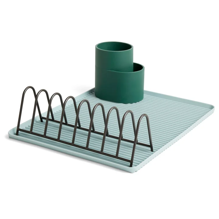 Das HAY - Dish Drainer Abtropftablett in hellblau mit Gestell und Abtropfbehälter in dunkelgrün