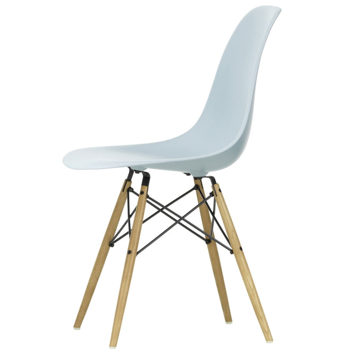 Eames Plastic Side Chair DSW von Vitra in Esche honigfarben / eisgrau