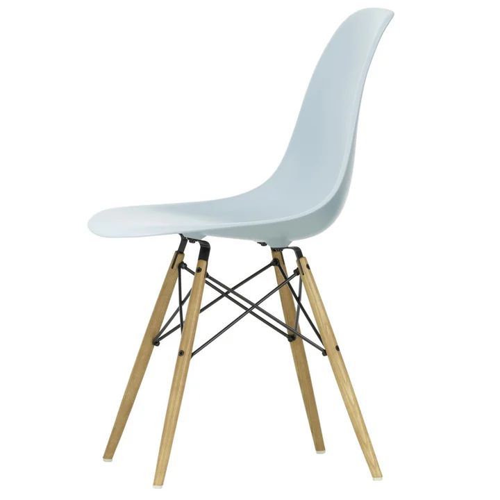 Eames Plastic Side Chair DSW von Vitra in Esche honigfarben / eisgrau
