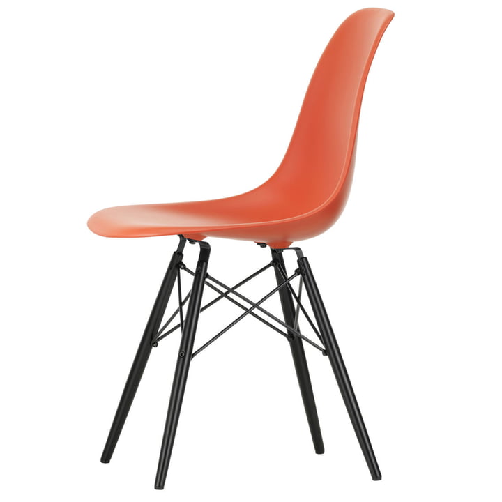 Eames Plastic Side Chair DSW von Vitra in Ahorn dunkel / poppy red