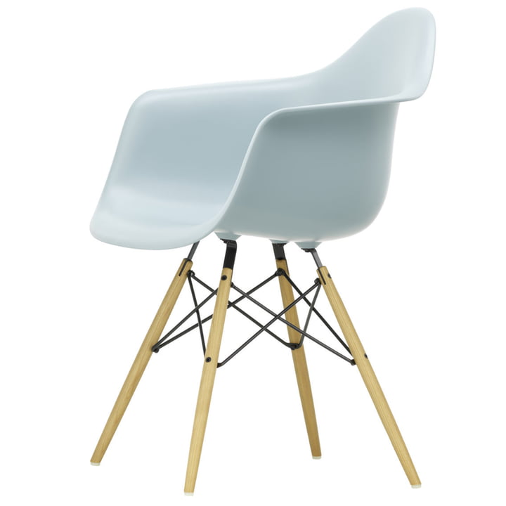 Der Vitra -  Eames Plastic Armchair DAW (H 43 cm), Esche honigfarben / eisgrau, Filzgleiter weiß