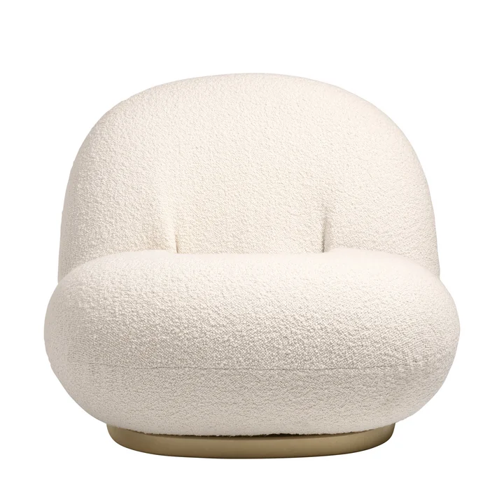 Pacha Lounge Chair von Gubi in pearl / gold in der Frontansicht.