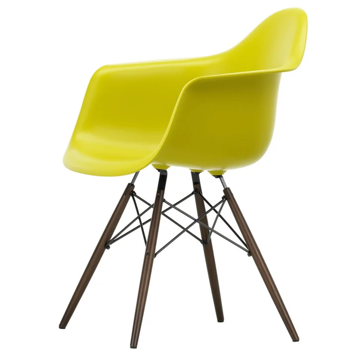 Eames Plastic Armchair DAW von Vitra in Ahorn dunkel / senf