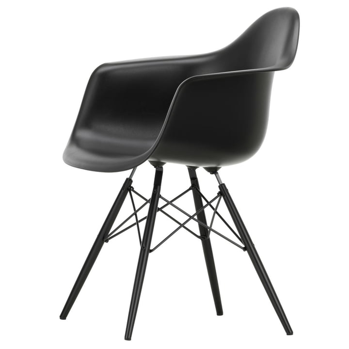 Eames Plastic Armchair DAW von Vitra in Ahorn schwarz / tiefschwarz