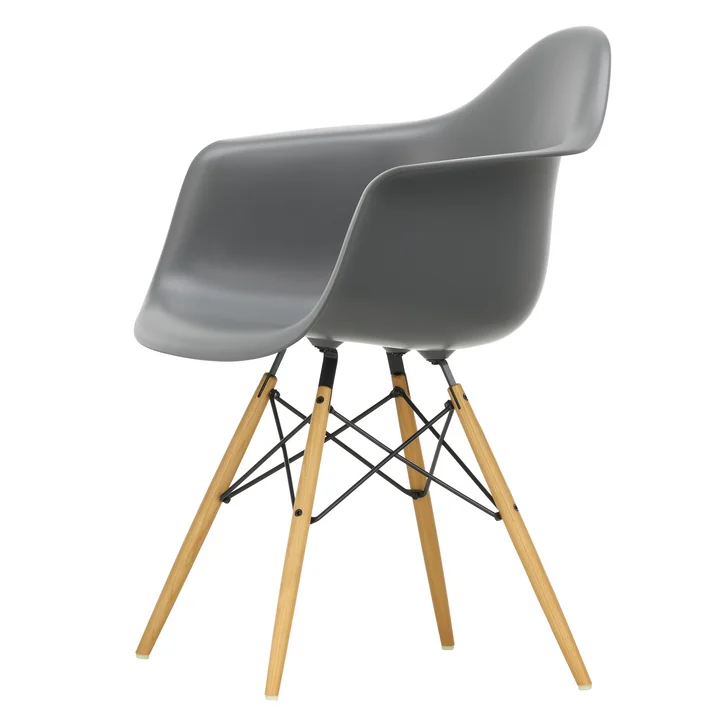 Eames Plastic Armchair DAW von Vitra in Ahorn gelblich / granitgrau