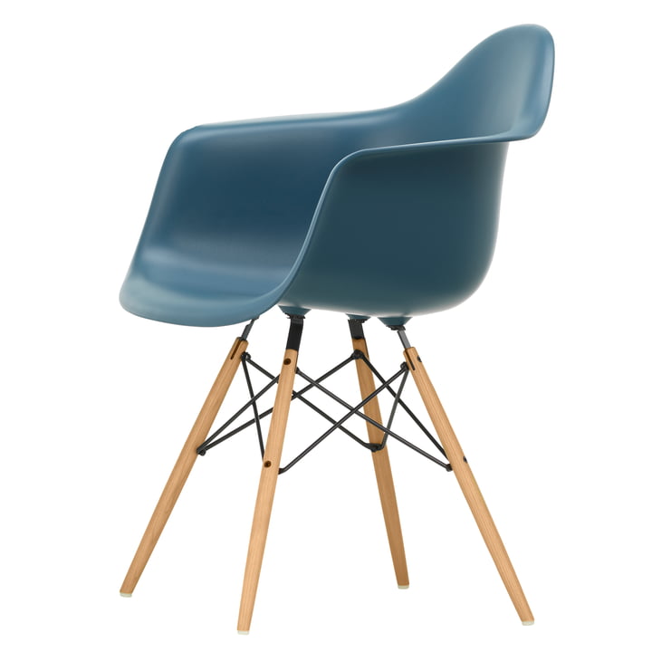 Eames Plastic Armchair DAW von Vitra in Esche honigfarben / meerblau