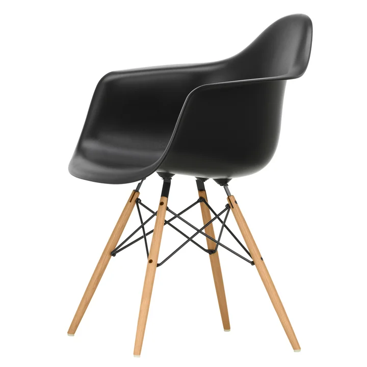 Eames Plastic Armchair DAW von Vitra in Esche honigfarben / tiefschwarz