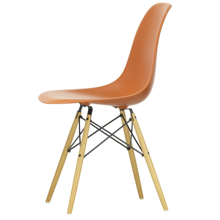 Eames Plastic Side Chair DSW von Vitra in Ahorn gelblich / rostorange