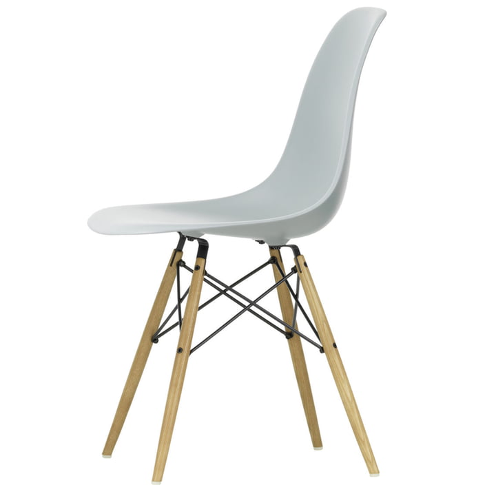 Eames Plastic Side Chair DSW von Vitra in Esche honigfarben / hellgrau