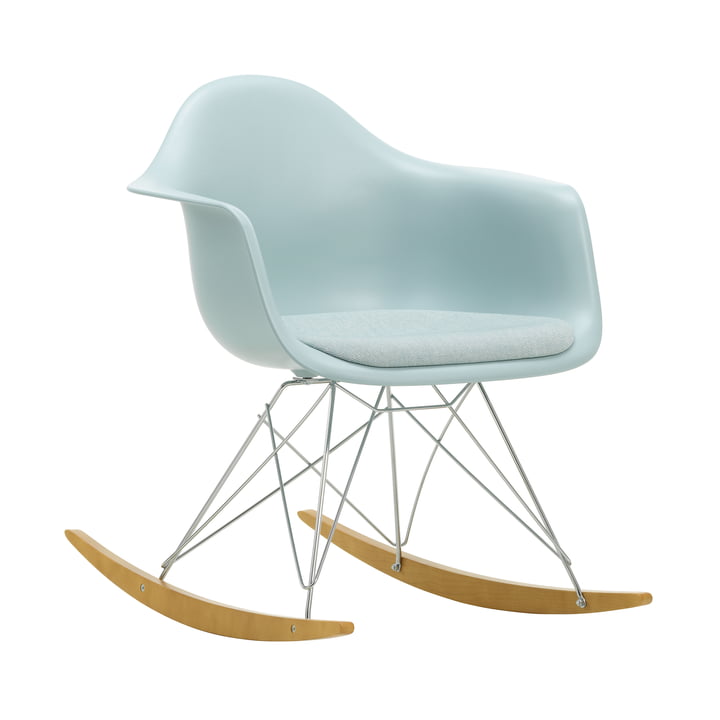 Eames Plastic Armchair RAR von Vitra in Ahorn gelblich / Chrom / Sitzpolster Hopsak eisblau/elfenbein / Sitzschale eisgrau