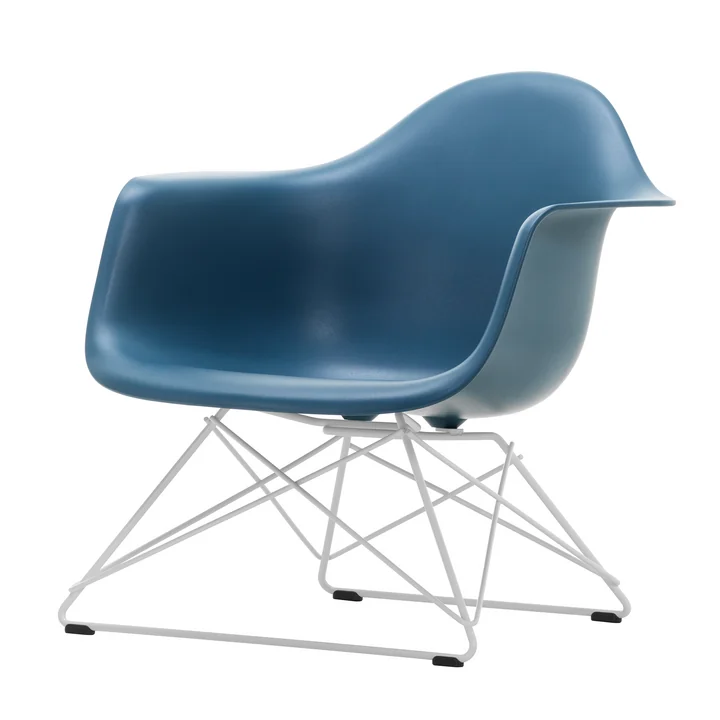 Eames Plastic Armchair LAR von Vitra in weiß / meerblau (Filzgleiter basic dark)