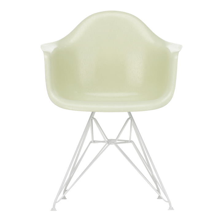 Eames Fiberglass Armchair DAR von Vitra in weiß / Eames parchment (Filzgleiter weiß)