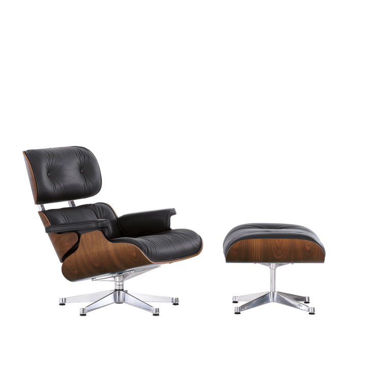 Der Lounge Chair & Ottoman von Vitra in der Ausführung poliert, Nussbaum schwarz pigmentiert, Premium Leder nero (klassisch)
