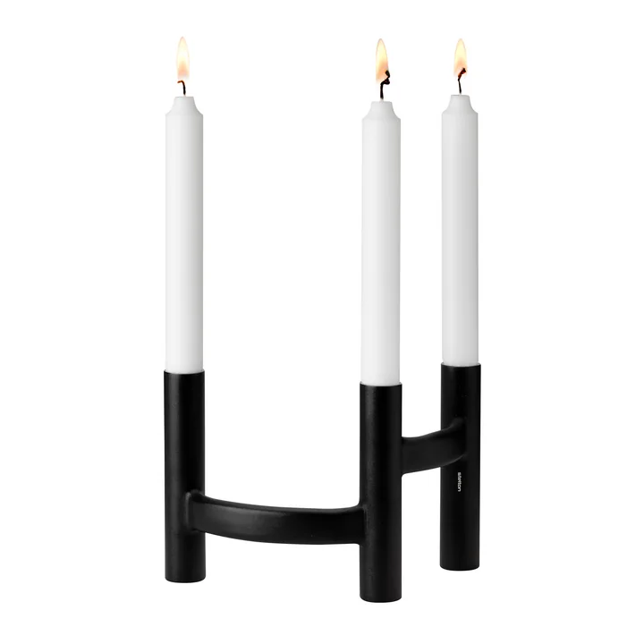 Der Kerzenständer dreiarmig von Stelton mit brennenden Kerzen