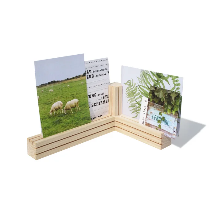 Der Tri Kartenhalter von side by side ordnet Postkarten, Briefe und Notizen