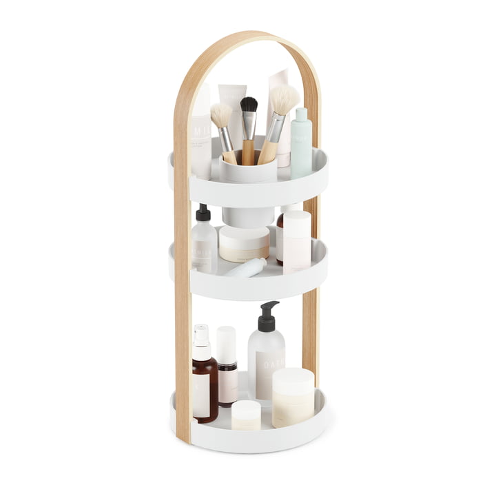 Der Bellwood Organizer von Umbra in weiß / natur mit Kosmetik-Produkten