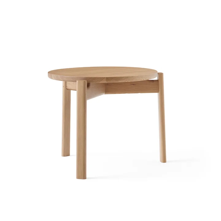 Der Passage Lounge Tisch von Audo in Eiche natur, Ø 50 cm