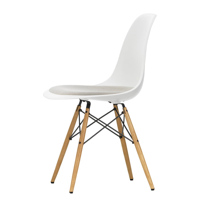 Eames Plastic Side Chair DSW mit Sitzpolster von Vitra in Esche honigfarben / weiß (Filzgleiter basic dark)