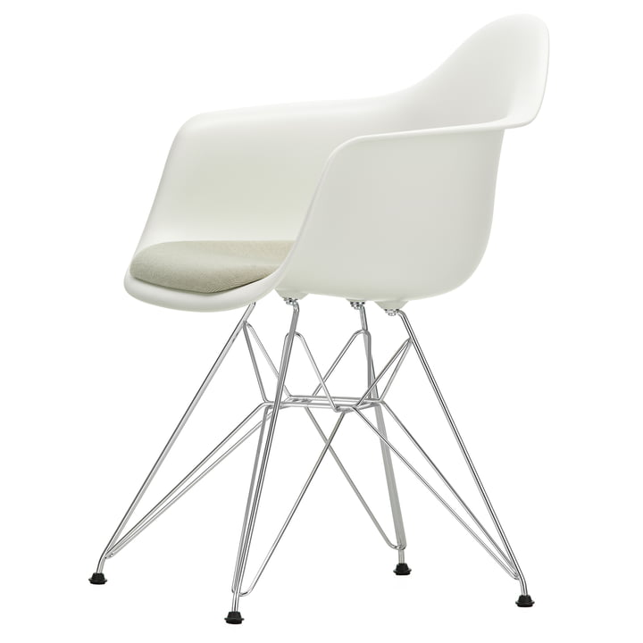 Eames Plastic Armchair DAR mit Sitzpolster von Vitra in verchromt / weiß (Filzgleiter basic dark)