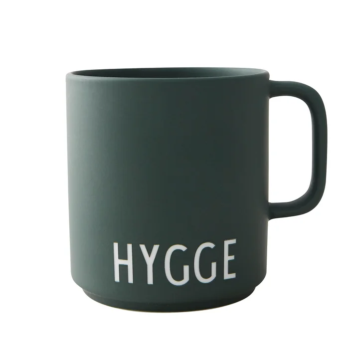 AJ Favourite Porzellan Becher mit Henkel, Hygge in dunkelgrün von Design Letters