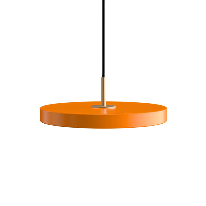 Die Asteria Mini LED-Pendelleuchte von Umage, Messing / nuance orange